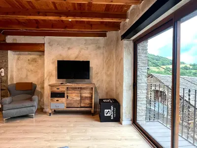 Una televisión o centro de entretenimiento en Casa Sinera - L'Amfitriona