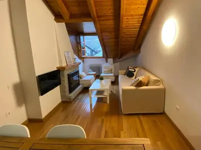 Una televisión o centro de entretenimiento en BPIRINEOS-Coronas