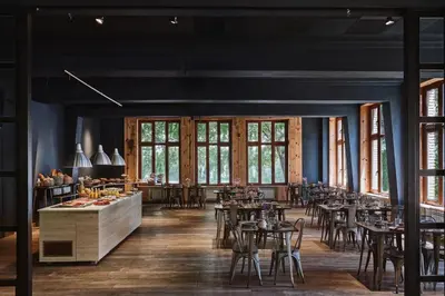 Comida en o cerca de este hotel