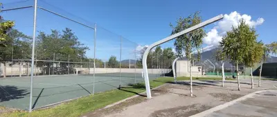 Instalaciones para jugar a tenis o squash en Apto Pirigolf & Pool Margas, Sabiñánigo o alrededores