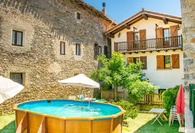 Piscina en o cerca de Amplia casa rural en el corazón del valle Ulzama