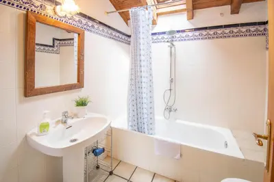 Un baño de Amplia casa rural en el corazón del valle Ulzama