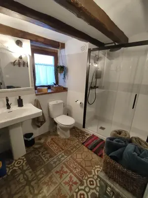 Un baño de El Racó de la Civaderia, casa en Montblanc