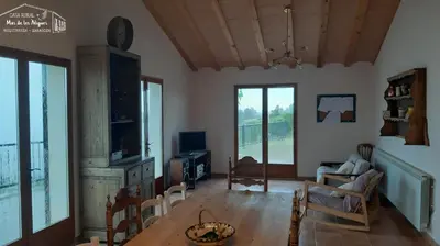 Una televisión o centro de entretenimiento en Casa Rural Mas de les Àligues