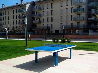 Instalaciones para jugar al ping pong en Apartamentos Pilartxo Jaca 3000 o alrededores
