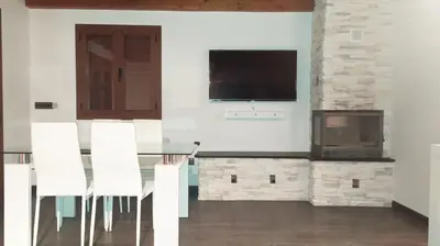 Una televisión o centro de entretenimiento en Casa Rural Tejedor