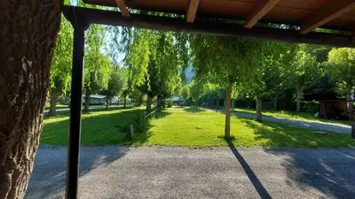 Jardín al aire libre en Camping Llavorsi
