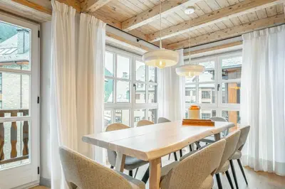 Un restaurante o sitio para comer en Luderna - Apartamento Val de Ruda B65 Liat