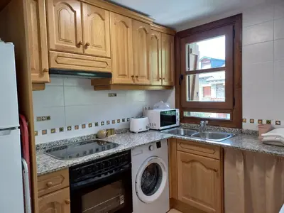 Una cocina o zona de cocina en BPIRINEOS-Parque Los Tilos 1