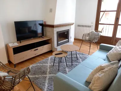 Una televisión o centro de entretenimiento en BPIRINEOS-Parque Los Tilos 2