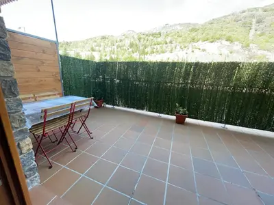 Un balcón o terraza de Precioso cálido apartamento en Sort con terraza