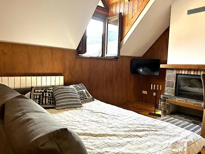 Una televisión o centro de entretenimiento en Dúplex amb vistes fantàstiques al centre d'Esterri d'Àneu by RURAL D'ÀNEU