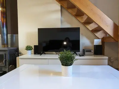 Una televisión o centro de entretenimiento en Bonito y luminoso apartamento con wifi y chimenea Aizú - Villanúa
