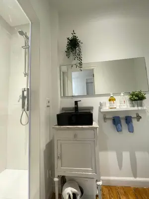 Un baño de Habitación Centro Pamplona - acceso independiente