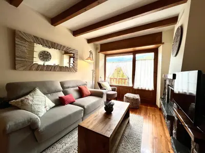 Una televisión o centro de entretenimiento en Apartament Deluxe Espot - L'Amfitriona