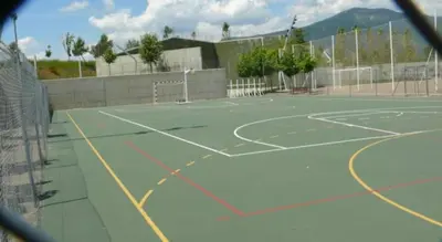 Instalaciones para jugar a tenis o squash en Margas Golf Apartment o alrededores