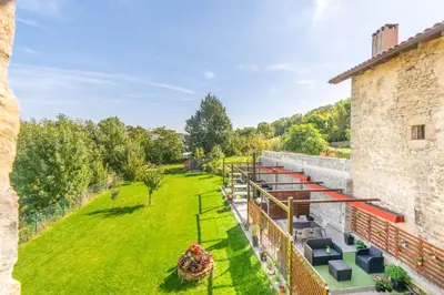 Jardín al aire libre en Preciosa casa rural con jardin cerca de Pamplona