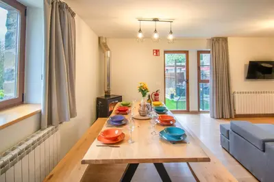 Una televisión o centro de entretenimiento en Preciosa casa rural con jardin cerca de Pamplona