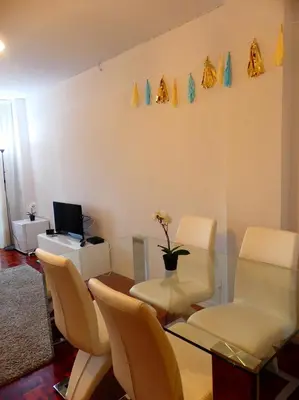 Una televisión o centro de entretenimiento en Apartamento actual y funcional Iturrama 1