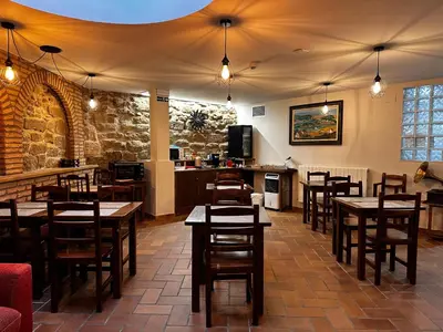Un restaurante o sitio para comer en Hostal Rural 18 de Abril