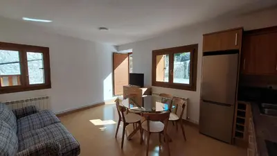 Una televisión o centro de entretenimiento en Senet Rural