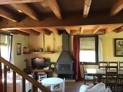 Una televisión o centro de entretenimiento en El Molí de Cal Pastisser