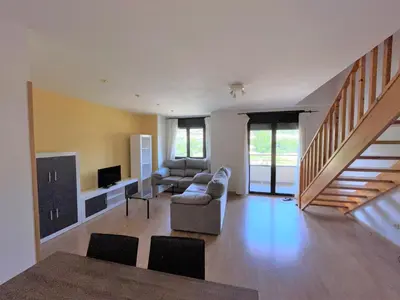 Una televisión o centro de entretenimiento en Duplex tres habitaciones Pirineo