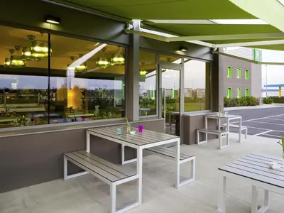 Un restaurante o sitio para comer en Hotel Ibis Styles Lleida Torrefarrera