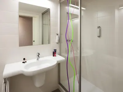 Un baño de Hotel Ibis Styles Lleida Torrefarrera