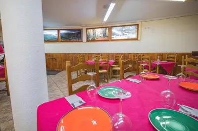 Un restaurante o sitio para comer en Hostal Alto Aragon
