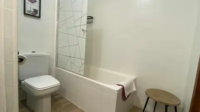 Un baño de Casa Lola Beceite, terraza, barbacoa y chimenea