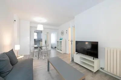 Una televisión o centro de entretenimiento en Apartamento al lado de la Romareda