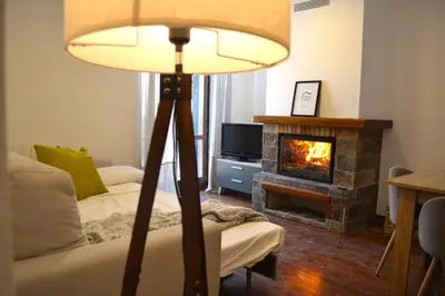 Zona de estar de Modern apartament de muntanya amb llar de foc by RURAL D'ÀNEU