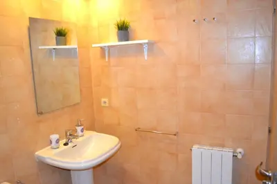 Un baño de Modern apartament de muntanya amb llar de foc by RURAL D'ÀNEU