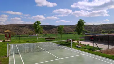 Instalaciones para jugar a tenis o squash en La Casa del Azafrán o alrededores