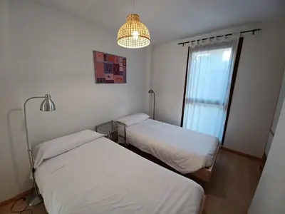 Cama o camas de una habitación en En el pleno centro de Biescas con garaje, ascensor y WiFi