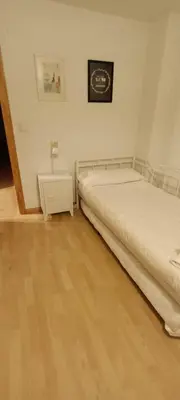 Cama o camas de una habitación en En el pleno centro de Biescas con garaje, ascensor y WiFi