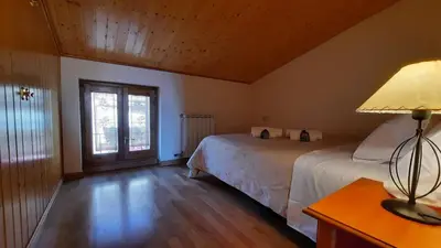 Cama o camas de una habitación en ESPECTACULAR CASA RURAL CA L'ESQUERRÉ