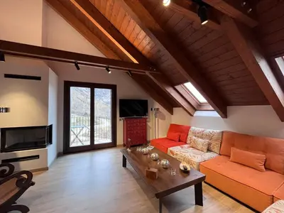 Una televisión o centro de entretenimiento en BPIRINEOS-Aigualluts