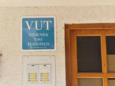 Certificado, premio, señal o documento que está expuesto en ESQUÍ PIRINEO ARAGONÉS APARTAMENTO EL JUNCARAL Wifi