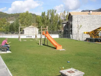 Zona de juegos infantil en Apartamentos Portal de Ordesa
