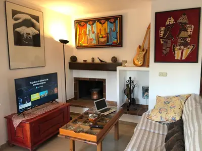 Una televisión o centro de entretenimiento en Loft acogedor con terraza y parking en el centro