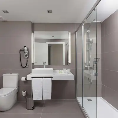Un baño de NH Pamplona Iruña Park