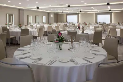 Un restaurante o sitio para comer en NH Pamplona Iruña Park