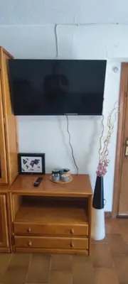 Una televisión o centro de entretenimiento en Apartamento MontEsquiBonito Bonito Apartamento en Yésero