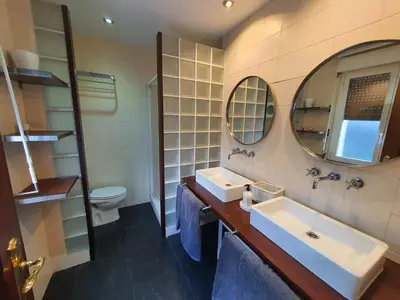 Un baño de Teo