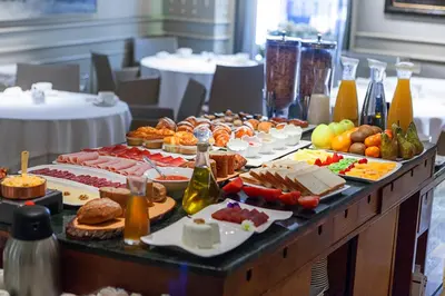 Comida en o cerca de este hotel
