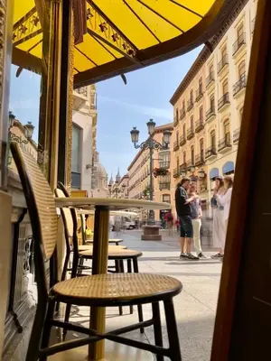 Un restaurante o sitio para comer en Apartamento centro con parking privado
