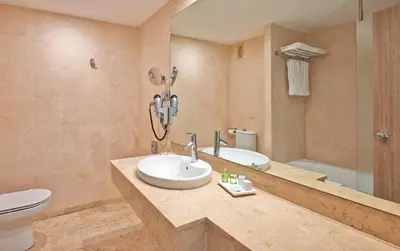Un baño de NH Ciudad de Zaragoza