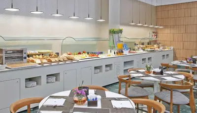 Comida en o cerca de este hotel